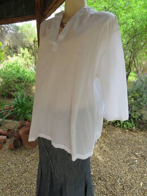 Beautiful white 100% cotton hooded top with elbow length sleeves.Size 42/18.As new