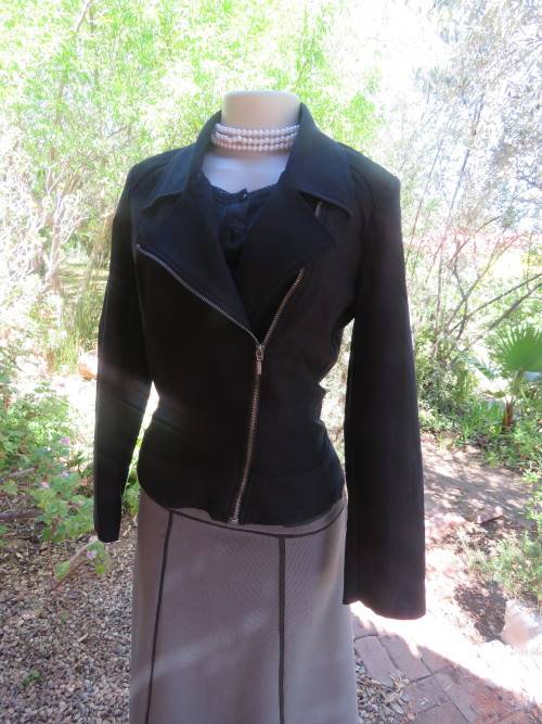 Black long sleeve chic jacket in rayon/nylon stretch Fabric.Size 38/14 by FOSHINI.Good condition