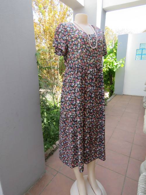 Reliable WOOLWORTHS floral dress in size 40/16.Empire waist with button down front.