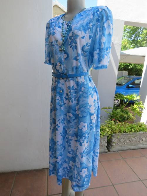 Stunning white and blue floral dress by TONINI in size 44/20.Panelled.Short sleeves