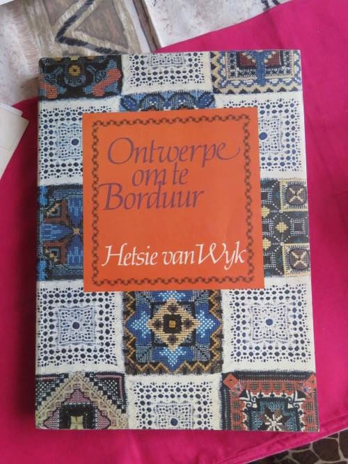 Boek-Ontwerpe om te borduur deur Hetsie van Wyk.Borduurwerk speel eeue lank reeds n groot rol