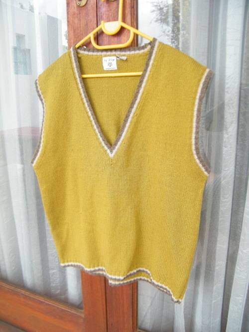 Men's light avo green v neck pullover in size M with M brown and beige ribbings by Design