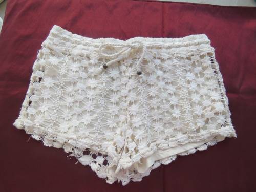 Fabulous sexy cream cotton lace shorts with stretch cotton inner. By Forever 21 size 32/8.