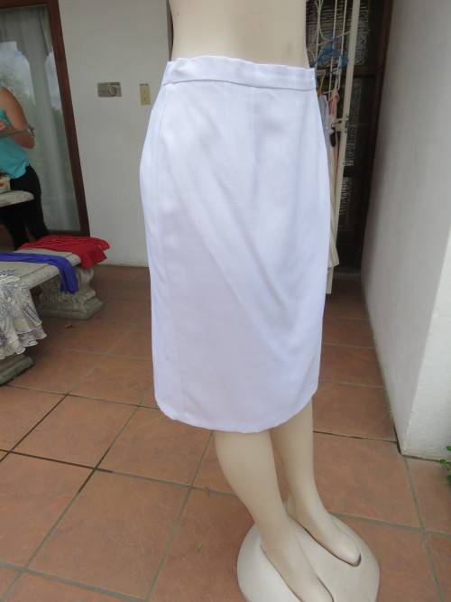 White boutique made linen/polyester blend skirt.Fully lined pencil skirt.Size 36/12.Pleat at back.