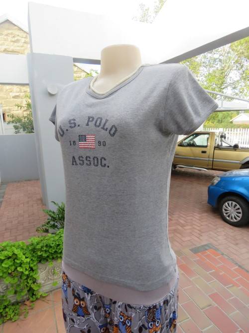 Grey U.S POLO T-shirt with short sleeves and rounded neckline.Size 32/8.