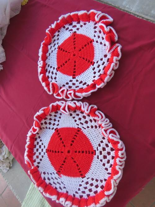 Set of 2 red and white crochet doilies.Done in wool.38 cm and 34 cm diameter.New condition.