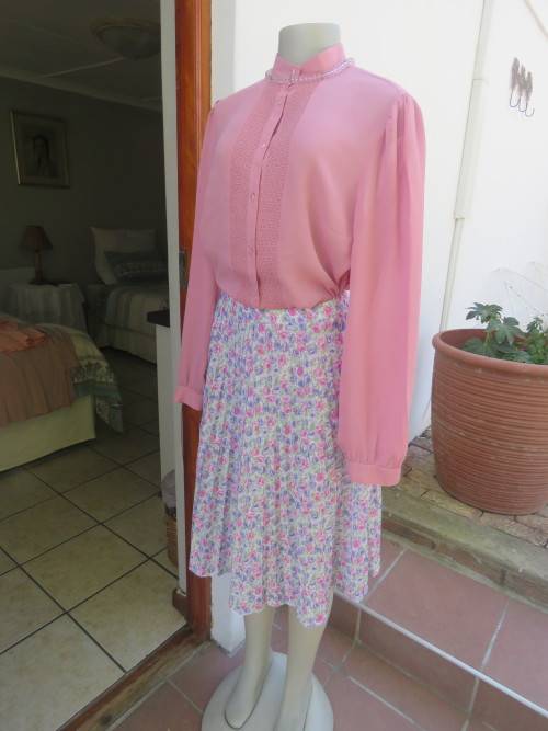 Adorable dusty pink vintage blouse with chinese neckline by 'TRUWORTHS'.Size 38/14.As new.