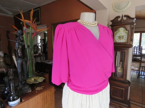 Fabulous cerise pink top by 'KRESIV' gold collection in 34/10.Cross over front,fully lined.As new.