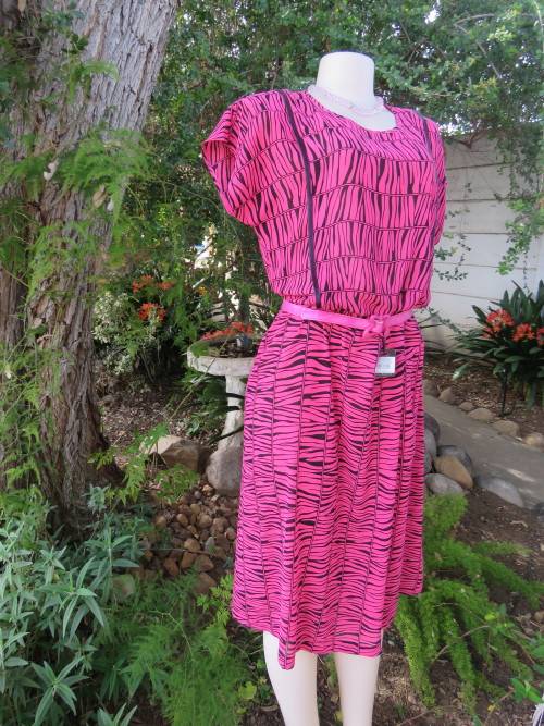 Beautiful 80's magenta pink/black dress in 40/16.In polyester/rayon fabric.Very good condition.