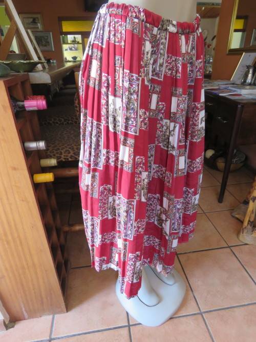 Knife pleated red skirt with beige baroque print white/beige pattern.'FASHIONETTE' in 38/14.As new.