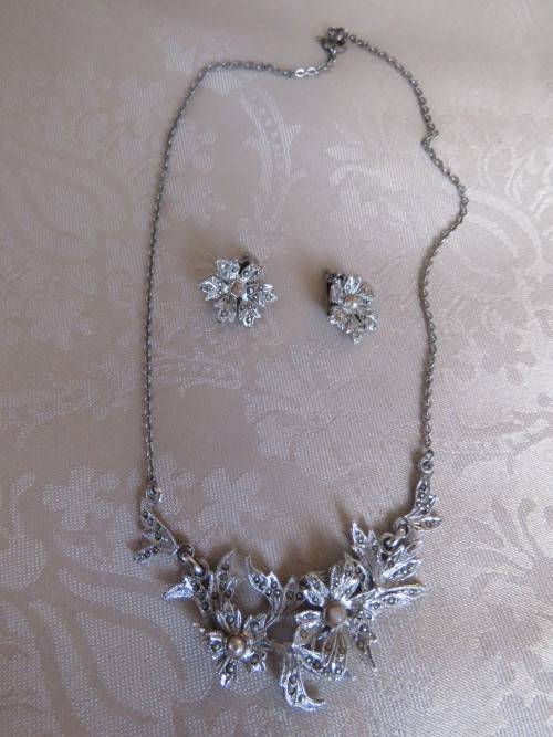 Fabulous antique choker possibly marcasite with a pair of clip-on earrings.Good condition.
