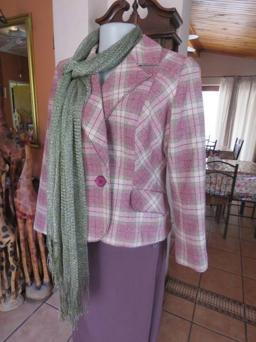 Elegant 38/14 check jacket by 'TRUWORTHS' in  green,burgundy and cream.New condition.