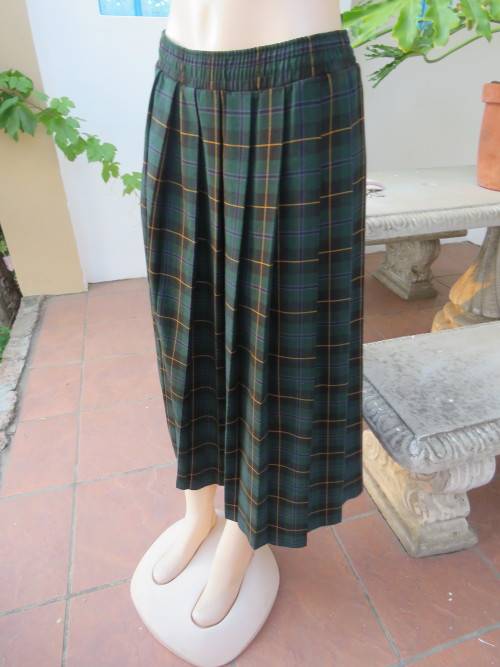 Fabulous tartan print knife pleated skirt by 'WOOLWORTHS' in size 34/10.New condition.