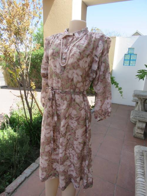 Timeless long kimono sleeve dress in pale pink and soft green floral pattern.Size 38/14.Good cond.