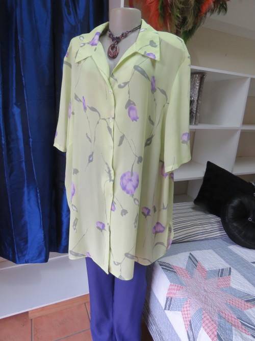Absolute stunning yellow/green top with purple flower pattern.By 'DONNA CLAIRE' in 50/26.New cond.