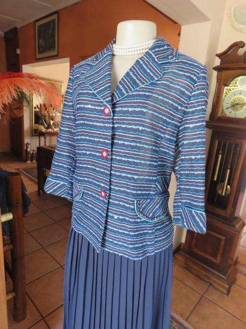 Summer jacket in navy with white/turquoise horizontal stripes.From 'SOL FASHION' in size 40/16.New.
