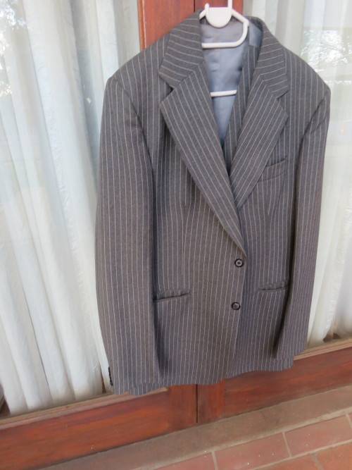 Handsome 3 piece men's suite from 'HEPWORTHS'.Jacket size 40L. Pants size 34.As new.