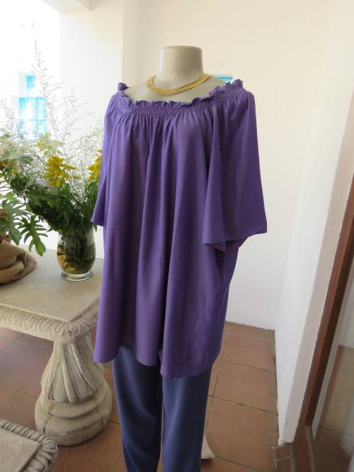 Absolute stunning loose top in shiny purple.Peasant style.Size 44+.in polycotton fabric.New cond.