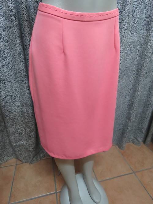 Crimson colour pencil style skirt in 100% polyester.By `MASSUMI` in size 38/14.Good condition.
