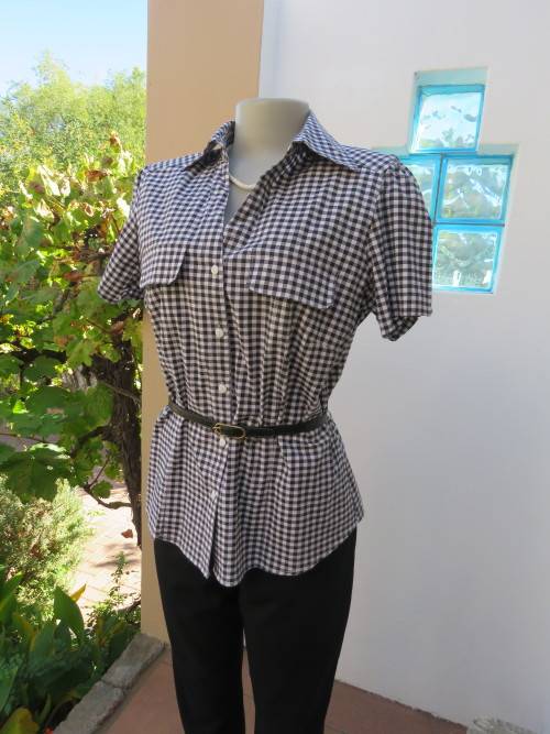 Casual black and white short sleeve top by 'FASHION EXPRESS' in 40/16.In polycotton stretch.As new.
