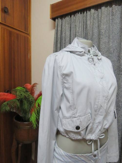 Casual light grey hooded cropped jacket by 'REDS' in size 36/12.In 100% cotton fabric.New cond.
