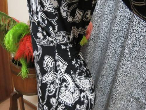 Amazing monochrome dress patterned in paisley design.Size 35/11  by 'RUBBER DUCHY'.New condition.