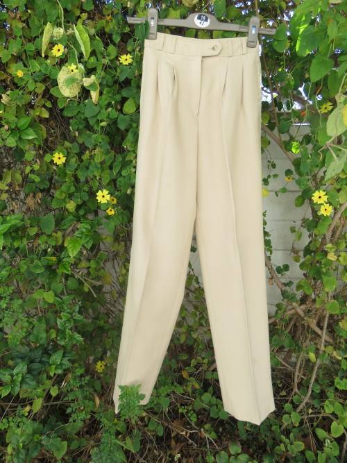 Wool blend camel colour pants in size 30/6 by 'MISS CASSIDY'.Pockets at sides.New cond.