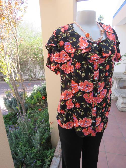Floral top with short double sleeves in size 42/18 by 'DESIGNER EXCHANGE'.As new.