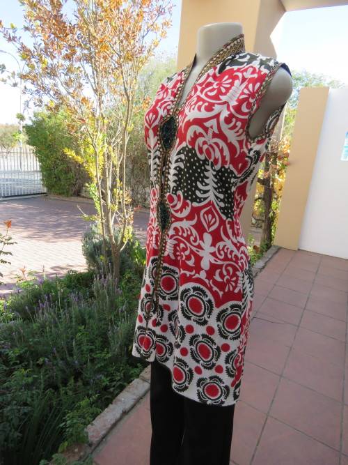 Bo-ho long top in polycotton red,white and black patterns.Size 34/10.Good condition.