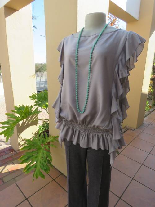 Silvergrey sleeveless blouson style maternity top by 'BABY ON BOARD' in size 34/10.Good cond.