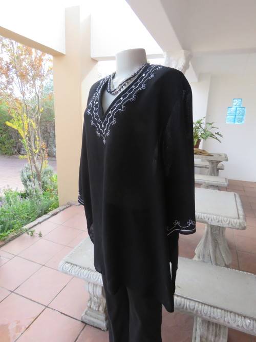 Figure friendly black 'DONNA-CLAIRE' size 46/22 slip over top.Used but in good cond.