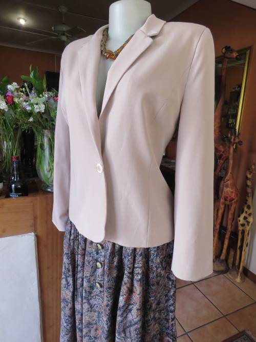 Smart ecru colour short long sleeve jacket in size 34/10.In stretch viscose/polyester fabric.As new.