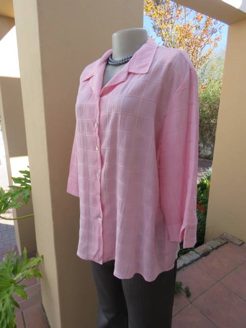 'JUDY'S PRIDE' crinkled sheer polyester carnation pink top in size 44/20.Checked pattern.Good cond.