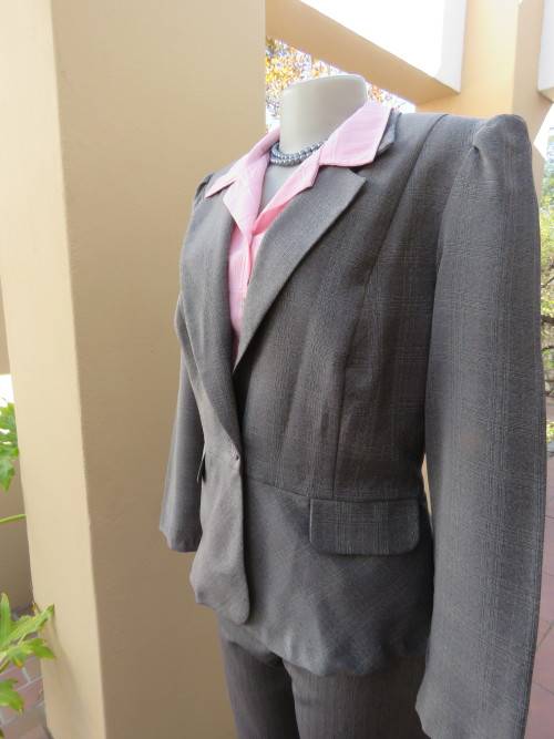 Avant Garde grey/white fine print jacket with long sleeves.By 'FASHION EXPRESS' in 40/16.New cond.