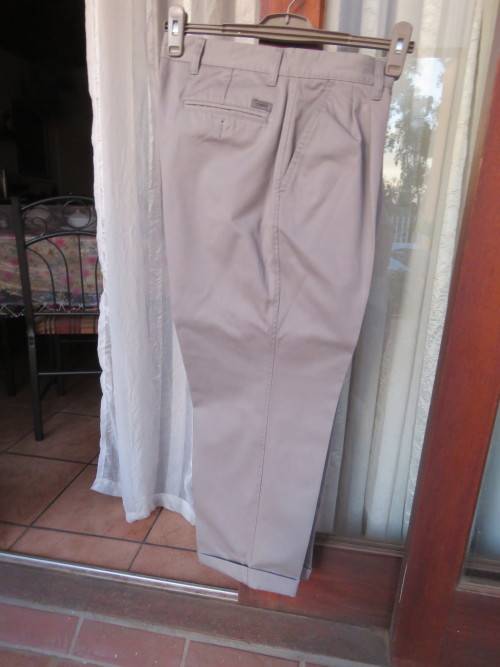 Pure cotton chino by WOOLWORTHS in size 34/87 cm.Inner leg 71 cm.New condition.
