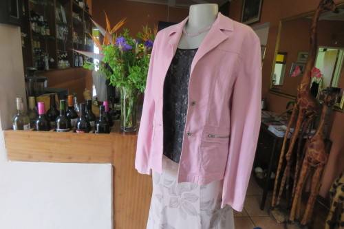 Beautiful in pink!Dusty pink jacket in 100% stretch cotton by NETWORK.Size 36/12.As new.
