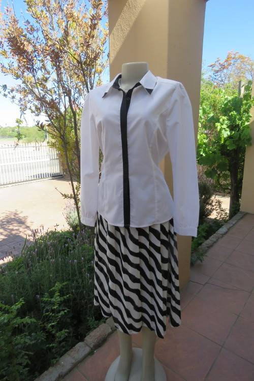 Stylish white polycotton long sleeve top with black fabric hidden button down front. Size 38/14.