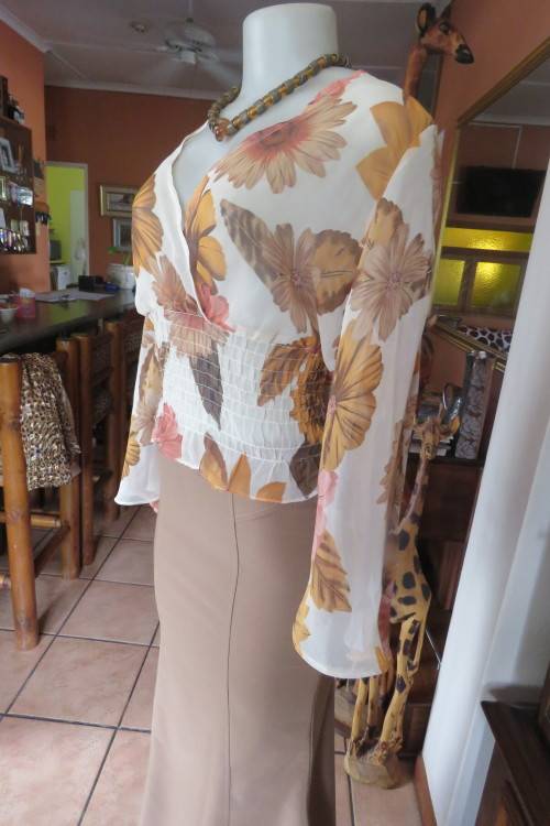 Cropped cream polyester cross over top with bold brick and coral Flowers. Size 42/18.