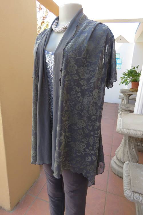 Stunning gilet/open hanging top in grey with gold velvetine flowers. Size 34/10.