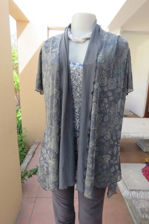 Stunning gilet/open hanging top in grey with gold velvetine flowers. Size 34/10.