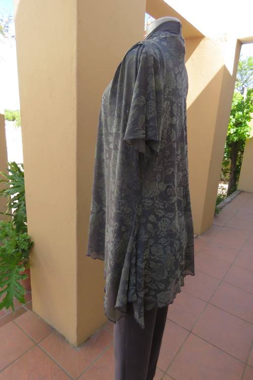 Stunning gilet/open hanging top in grey with gold velvetine flowers. Size 34/10.
