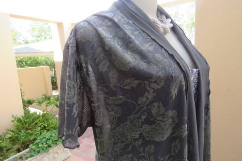 Stunning gilet/open hanging top in grey with gold velvetine flowers. Size 34/10.