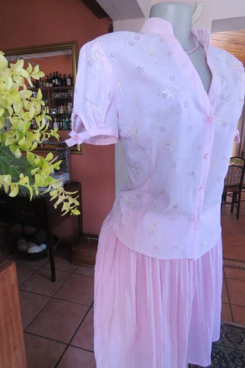 Charming rose pink short sleeve top with banded collar and V Front. Size 38/14.