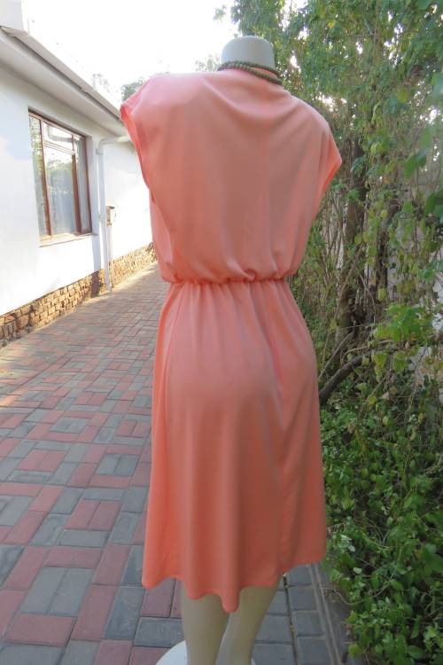 Beautiful peach colour 80's vintage dress in size 42/18. Blouson style elasticated top by 'Foshini'.