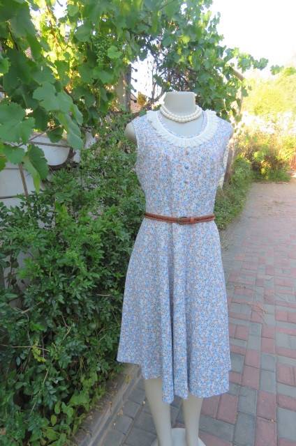 Pretty vintage summer dress in light blue with tiny darker blue, brick and white flowers. Size 38/14