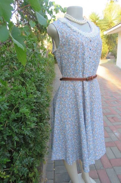 Pretty vintage summer dress in light blue with tiny darker blue, brick and white flowers. Size 38/14