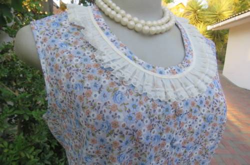 Pretty vintage summer dress in light blue with tiny darker blue, brick and white flowers. Size 38/14