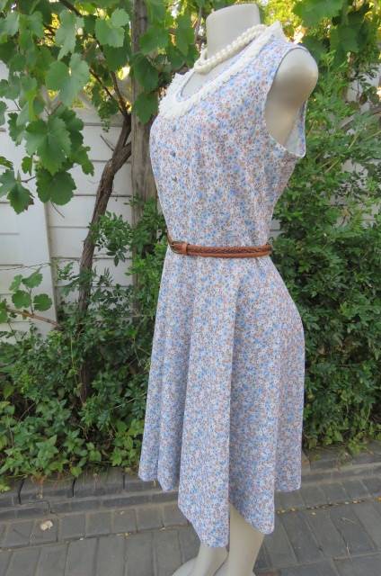 Pretty vintage summer dress in light blue with tiny darker blue, brick and white flowers. Size 38/14