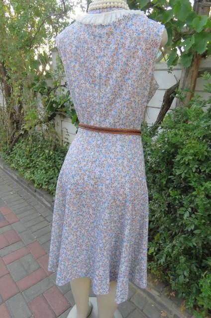 Pretty vintage summer dress in light blue with tiny darker blue, brick and white flowers. Size 38/14