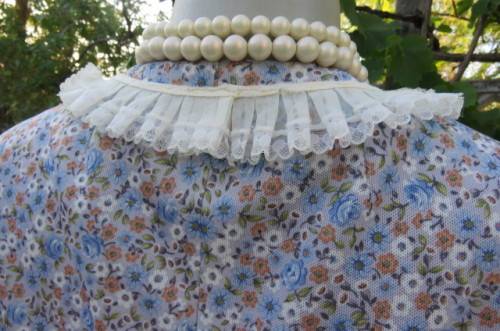 Pretty vintage summer dress in light blue with tiny darker blue, brick and white flowers. Size 38/14